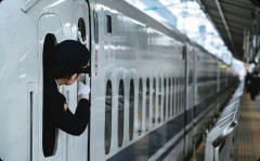 新幹線で、老人「ここ空いてますか？」女性「指定席券を買ってあります」老人「えっ」女性「えっ」→ すると・・・