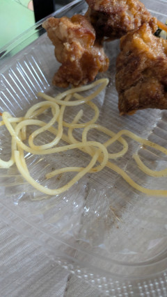Hotto Mottoの唐揚げ弁当の「敷いてるパスタ」限界突破しててワロタ