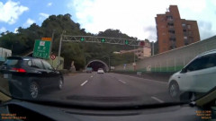 【動画】安全運転女さん、サンドイッチを食らい逝くｗｗｗｗｗ