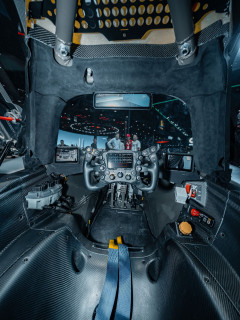 【驚愕】レーシングカーのコクピット、閉所恐怖症に厳しい・・・