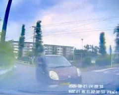 【動画】横浜の団地道でインベタの軽四に突っ込まれる事故。