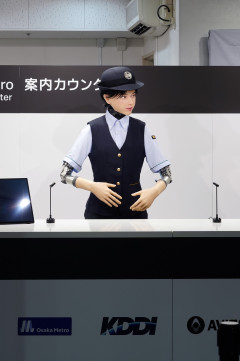 【動画】大阪梅田駅に美女型ヒューマノイド駅員が配置される やっぱ日本の最先端は大阪なんやな・・・