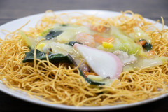 すまん、「皿うどん」って誰が食ってるんだ？ムホホw今日は皿うどんでも食べますかなｗとなったことが人生で一度もないんだが