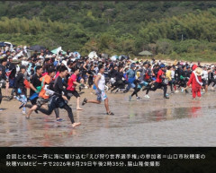 山口市の「養殖クルマエビつかみ取り大会」開催　干潟に放たれたクルマエビ1万3000匹を参加者1000人が狙う