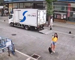 【動画】歌舞伎町で野ションする女が撮影される（ノ∇`）