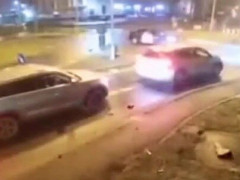 夜の環状交差点に猛スピードで突っ込む車、防犯カメラの記録「速度超過じゃありません、ちょっと低く飛びすぎただけです」【海外の反応】