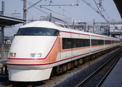 特急列車で座席を向かい合わせて弁当を広げていた3人家族。しかし残りの一席は俺の席だった。俺（マジか…困った）母親「やだー！ごめんない！作りすぎたから食べて！」俺「！？」　→　その家族はなんと……..