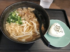 「ラーメンにライス」はありえないけど「うどんにおにぎり」はアリだという風潮