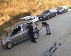 【動画】駐車が下手すぎて他人のメルセデスをボコってしまうギャルたちがひどいｗｗｗ