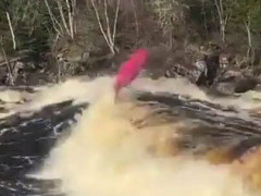 濁った激流の段差でカヤックが垂直に跳ね上がる、「つま先を浸けただけで溺れる」【海外の反応】
