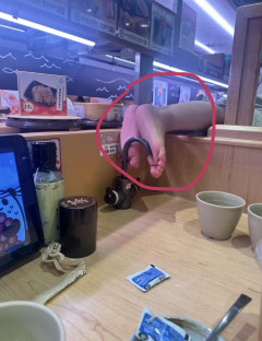 【海外の反応】スシローで謎の脚が出てきたんだが → 「子供を好き放題にさせてるクソ親案件」「これは中国っぽいけど日本でもスシローでのいたずらが大炎上してたな」