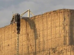 砂漠の断崖を垂直に駆け下りて巨大トンネルへ消えるジェットコースター「記録の破り方が桁違い」【海外の反応】