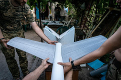 【次世代戦争】ウクライナ軍、3Dプリンタでドローン量産、AIロボットが自動運転装甲車に積載し最前線「英軍、指導のはずが逆に教わる」
