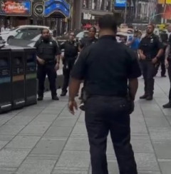 【閲覧注意・動画】ニューヨークで二刀流が警察に蜂の巣にされるｗｗｗｗｗ