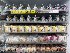 【朗報】コンビニおにぎり、大手3社が値下げを発表
