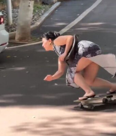 【動画】ケツデカ女子、チャイナ服を着てスケボーに乗るｗｗｗｗｗｗ