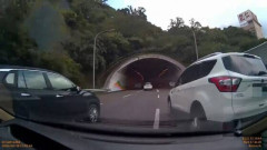 【動画】女ドライバーさん、車2台に挟まれてトンネル壁に激突…