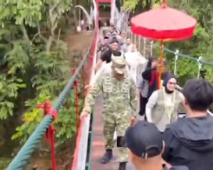 【動画】インドネシアで新しい吊り橋が開通式典中に崩壊してしまう。