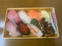 【困惑】スシロー・くら寿司とスーパーのパック寿司、結局どっちが美味いんや？？・・・・・・・・・