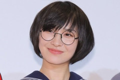 【画像】新しい学校のリーダーズSUZUKA(24)のメガネ無し私服ｗｗｗ
