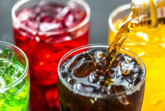「アセスルファムK」「アスパルテーム」入ってる飲み物は表紙に明記を義務付けるべき