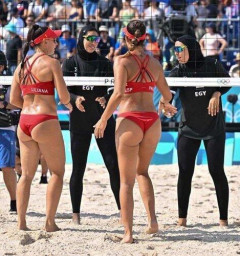 【画像】イスラムのビーチバレー選手「水着着用！？イヤァァァ！！！」
