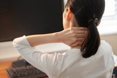 【大惨事】首の骨をポキポキ鳴らす人いるでしょ？末路がこれ⇒ｗｗｗｗｗ