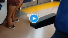 【恐怖動画】電車内で◯◯◯を振り回し、乗客に匂いを嗅がせようとする迷惑行為が撮影される…