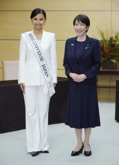 【悲報】高市早苗、ミスユニバース日本代表と一緒に記念撮影をしてしまうwww
