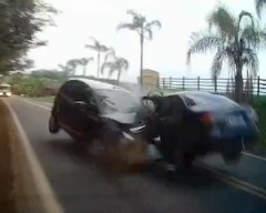 【動画】車線を逸脱した対向車とのエグい正面衝突事故が記録される。