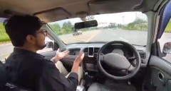 【動画】パキスタンの男が開発した無人運転車、公道テスト走行で大惨事にｗｗｗ