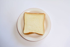 彡(^)(^)「食パンって生活しないと見ないから初めて知った時ビビるよな」