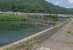 【悲報】またまたまた旭川・・・・河川敷でJKの髪をつかみ腹部蹴った15歳JKを逮捕