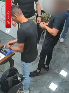 海外「射撃場で間違って友人の胸を撃ってしまう男…射撃場は危険なので注意しよう」