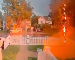 【動画】連続落雷。傘を差して歩いていた男性に雷が落ちる瞬間。