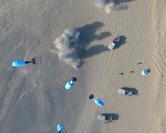 【動画】砂漠のドローン作戦。爆弾同時投下でサウジ軍を攻撃するイエメン武装部隊。