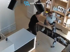 【動画】ロシアに導入された中国ロボット、突然格闘攻撃モードに入り人を襲い始めるｗｗｗｗｗ