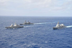 海自護衛艦「てるづき」「はまぎり」がシンガポール海軍「ステッドファースト」と共同訓練！