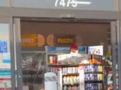 店の入り口に1羽の鳥がいた。何をしているのかな？ → 慣れたカモメはこうします…