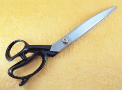 【悲報】パッパを突き殺した女子高生、殺人未遂で逮捕🥺