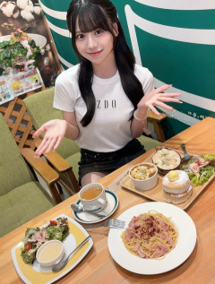【画像】女性アイドルさん、スカートが短すぎるwww