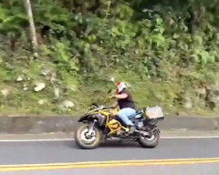 【動画】下手っぴ外国人ライダーが大事故を起こすギャラリー視点。