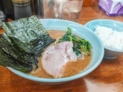 当たり前にラーメンにご飯つけてるやつ