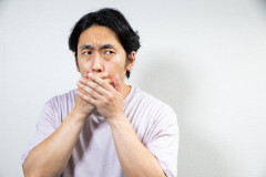 【閲覧注意】医師『舌がこうなってる人、口内炎じゃなくてガンだぞ！！！』⇒！！