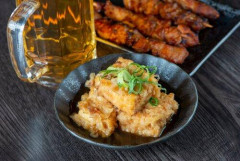 【悲報】居酒屋店長さん「お通しいらない客はディズニーランドで入場料払わないのと同じ」wwwwwwwwww