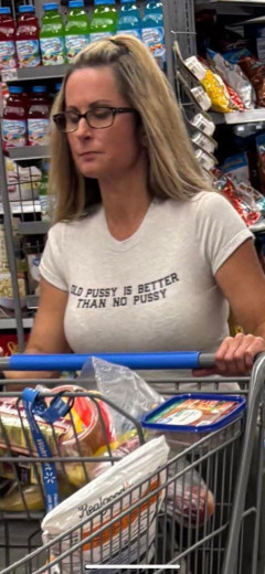 英語でとんでもないことが書いてあるTシャツを着てる女