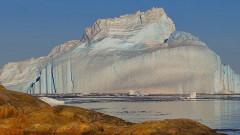 グリーンランドで巨大氷山がひっくり返る瞬間をとらえた仰天映像