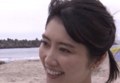 【朗報】NHK女子アナ、海岸でケツを強調させて遊んでしまうwww