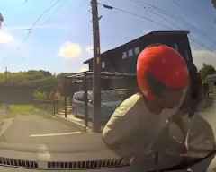 【動画】この顔にピンときたら110番。愛知県東郷町でバイクに衝突逃げされるドラレコ。