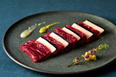 【困惑】クジラ肉、美味い所とゴムみたいに噛み切れない所があるwwwwwwwwww
